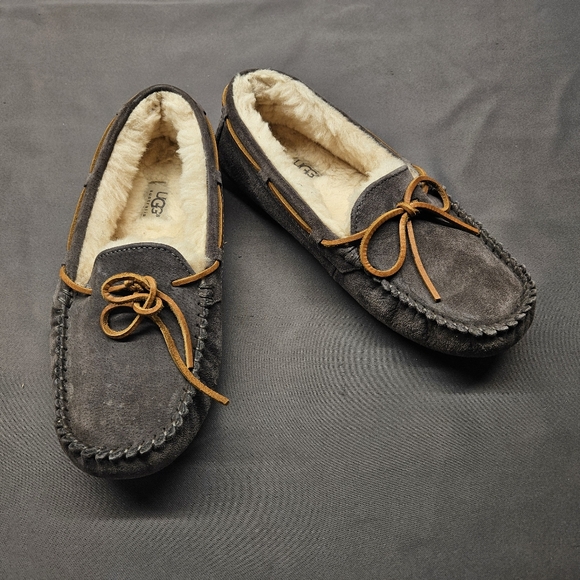 UGG Shoes - UGG Dakota Moccasins Sheepskin Slippers Women’s Size 8 / EUR 6.5